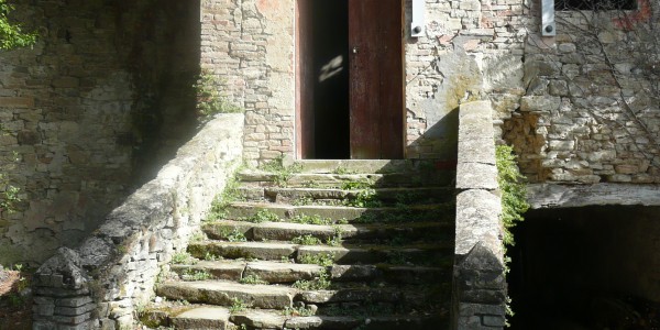 Acceso alla Chiesa nel Castello di Mongiorio